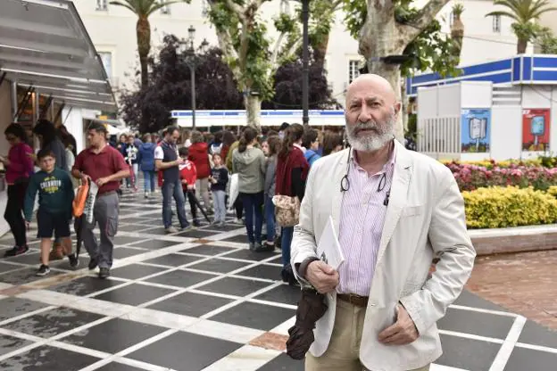 Ramírez Lozano, con su 'El camello de oro'. :: j. v. a.