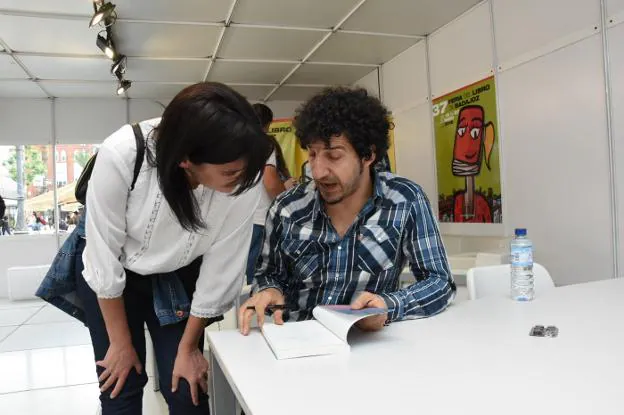 Marwan, firmando un libro a una lectora. :: Casimiro Moreno