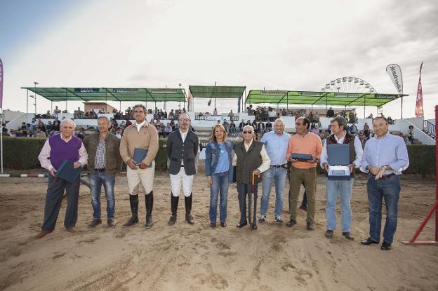 Jinetes cacereños y organizadores recibieron un homenaje. :: j. rey