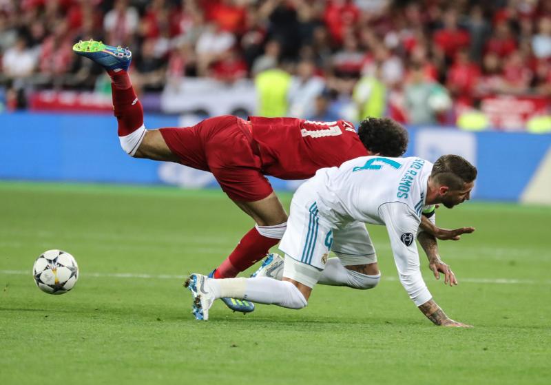 Acción entre Sergio Ramos y 'Mo' Salah