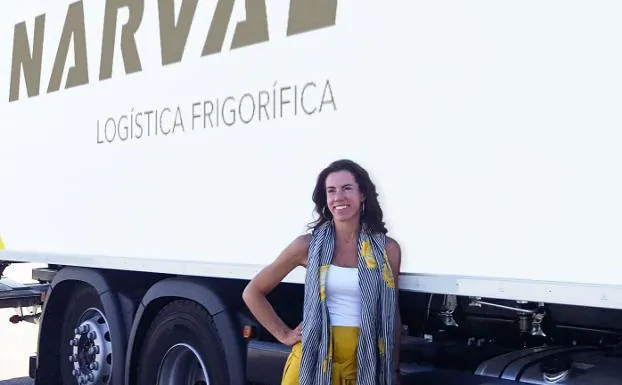 Marta Sánchez con uno de los camiones de su empresa de logística. :: hoy