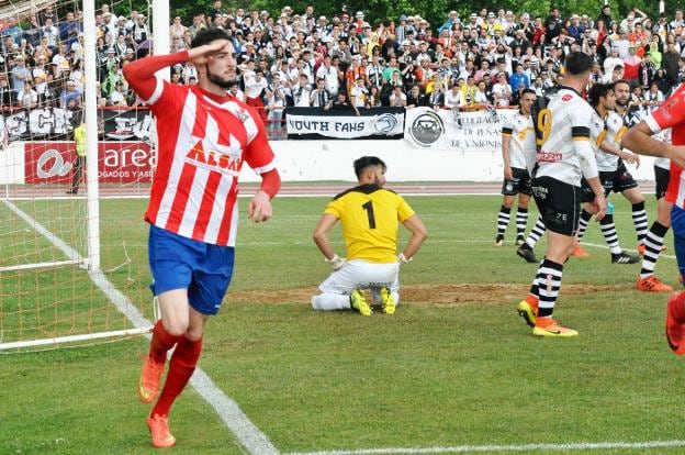 David Amorín celebra el gol que finalmente daba el ascenso. :: e. d.