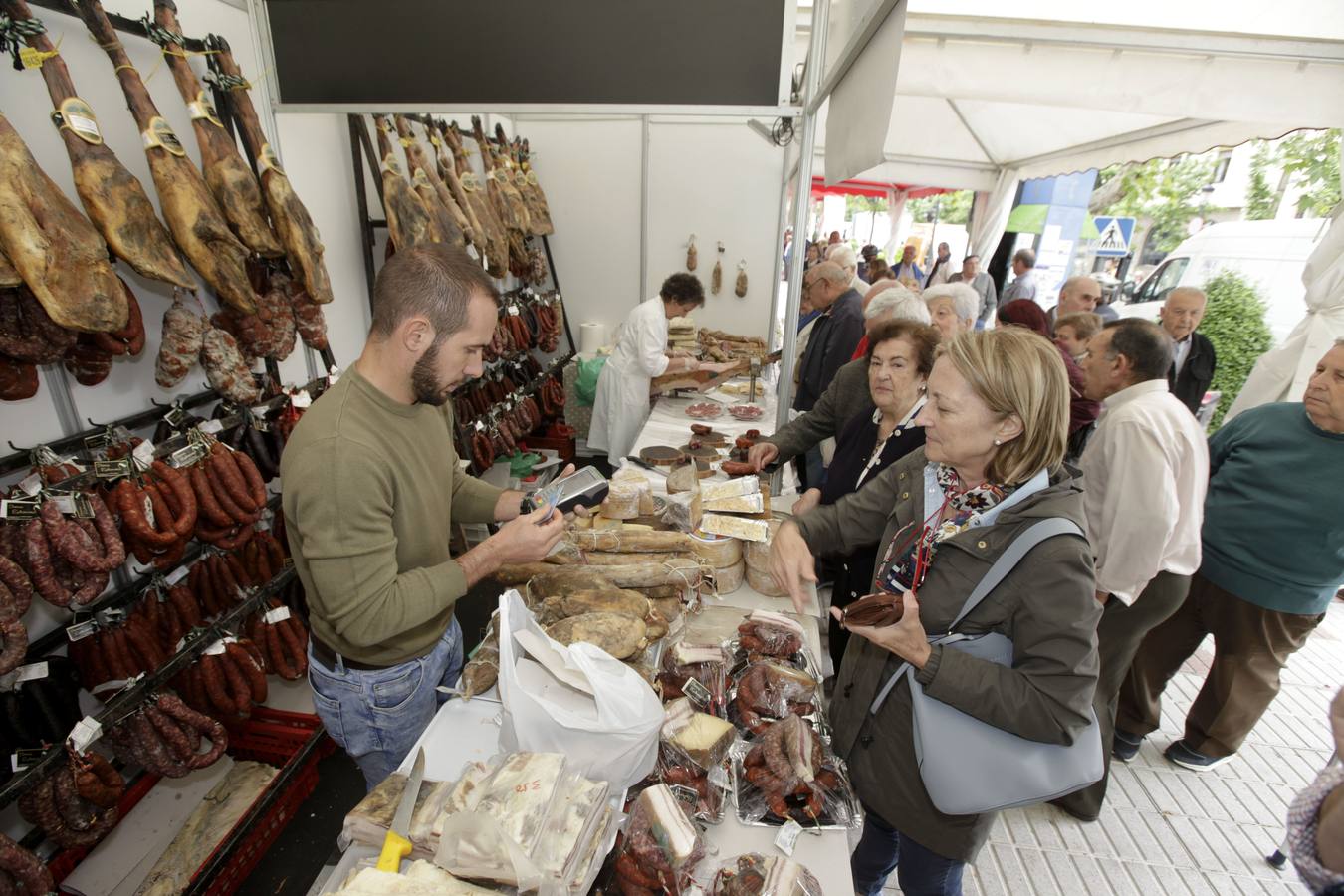 La muestra cuenta con 59 empresas y 10 asociaciones. En ella se podrán adquirir productos de la despensa extremeña (embutidos, jamón, queso, aceite, vino, etc.) además de artículos realizados de manera artesanal.