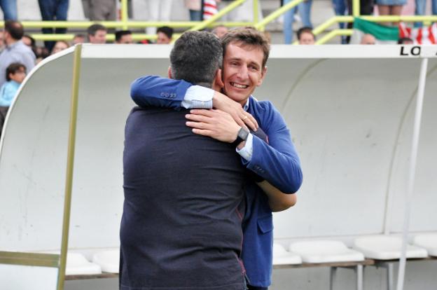 Patri abraza a Juan García en la celebración del ascenso. :: e. d.
