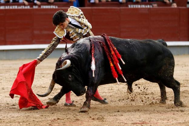 El diestro Álvaro Lorenzo da un pase a su primer toro. :: efe