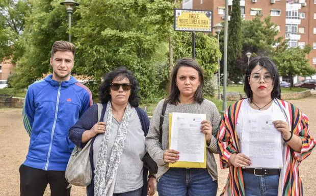 Fefi Guerrero y Carmen Suárez, en el centro, junto con sus familiares y las denuncias que han realizado. :: J.V. ARNELAS