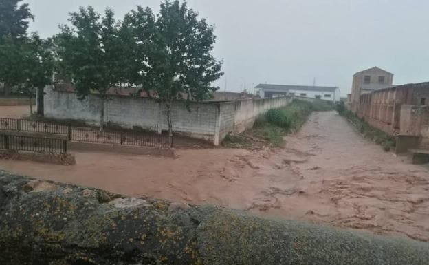 Calle inundada en Arroyo de San Serván, la semana pasada, debido al desbordamiento del arroyo Tripero. :: HOY