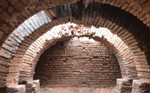 Aspecto de uno de los hornos aparecidos junto a la carretera que une Villafranca de los Barros con Fuente del Maestre. ::