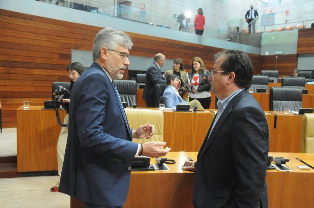 El portavoz socialista, Valentín García, con el presidente de la Junta, Fernández Vara. :: brígido