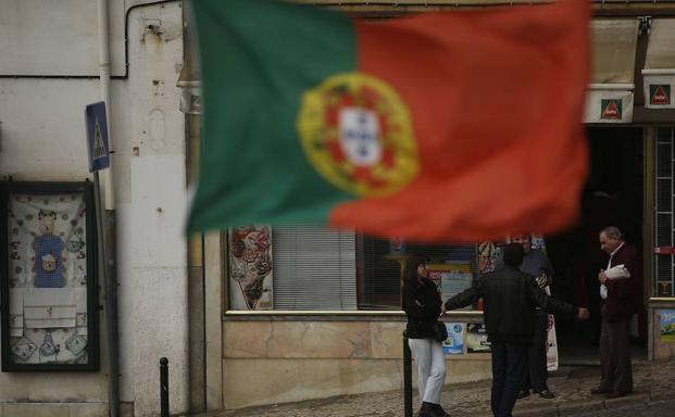 Bandera de Portugal en una calle de Lisboa:. HOY
