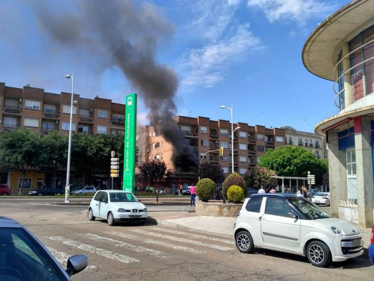 El inquilino del inmueble, un hombre de 83 años, ha sido atendido por inhalación de humos