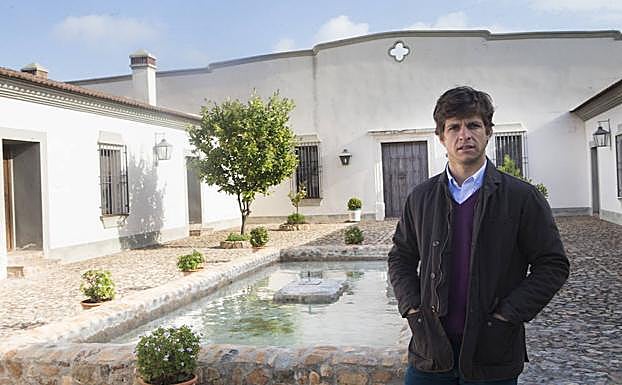 Julián López 'El Jui' en su cortijo de la finca 'El Freixo', entre Olivenza y Táliga. 