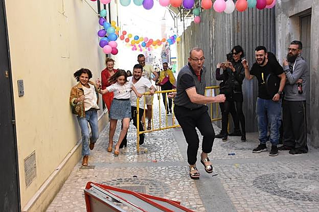 Carrera en tacones, ayer, en la calle Encarnación del Casco Antiguo. :: c. moreno