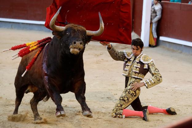 Cayetano Rivera con el segundo de su lote. :: efe