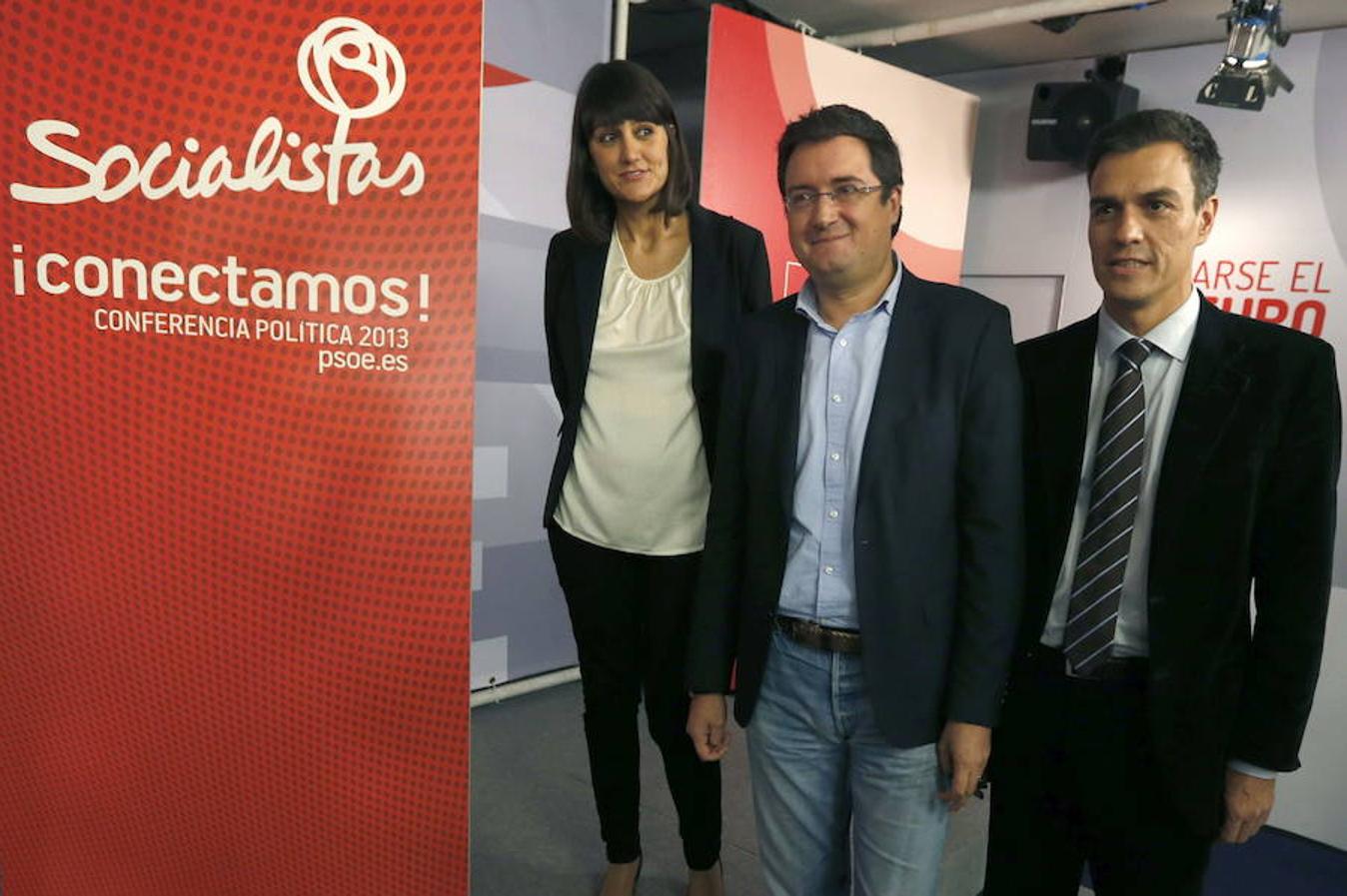 Oscar López (c), secretario de Organización del PSOE, posa junto a María González Veracruz (i) y Pedro Sánchez, coordinadores de la Conferencia Política 2013. Había vuelto al Congreso de los Diputados tras la renuncia al escaño de Cristina Narbona para ocupar un puesto en el Consejo de Seguridad Nuclear. Ese año escribió el libro 'La nueva diplomacia económica española'.