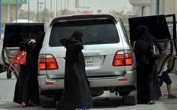 Mujeres saudíes salen de la parte de atrás de un coche. 
