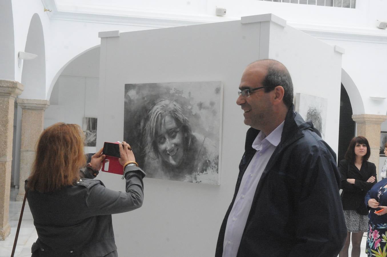 La exposición 'Tiempo de pinceles' muestra por primera vez algunas de las obras del artista Jesús Talón. La colección cuenta con 23 cuadros y se podrá visitar hasta el 26 de junio, en la Asamblea de Extremadura