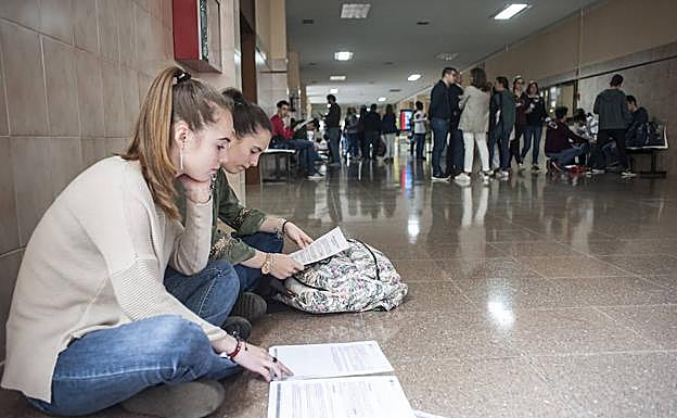 Estudiantes repasan sus apuntes antes de iniciar los exámenes, ayer en Badajoz. :: 