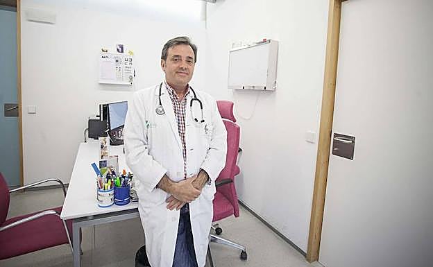 El doctor Evelio Robles, en su consulta del centro de salud de Nuevo Cáceres. :: 