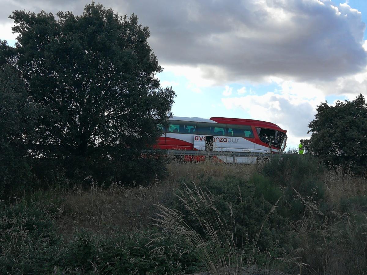 El choque entre los dos vehículos en la A-5 ha causado varios heridos y el corte de los carriles en dirección a Madrid