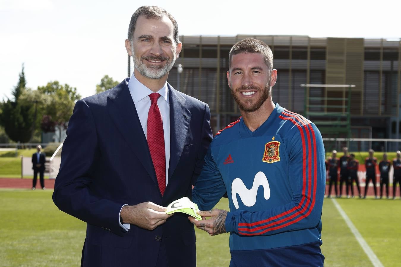 El monarca ha visitado a los jugadores del combinado nacional y a toda la delegación española en la Ciudad del Fútbol de Las Rozas