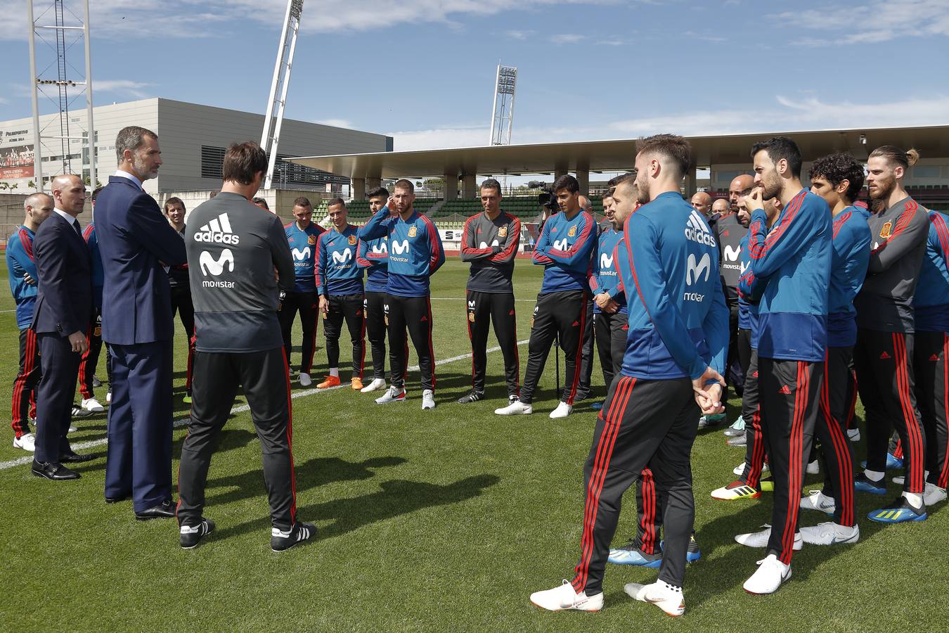 El monarca ha visitado a los jugadores del combinado nacional y a toda la delegación española en la Ciudad del Fútbol de Las Rozas