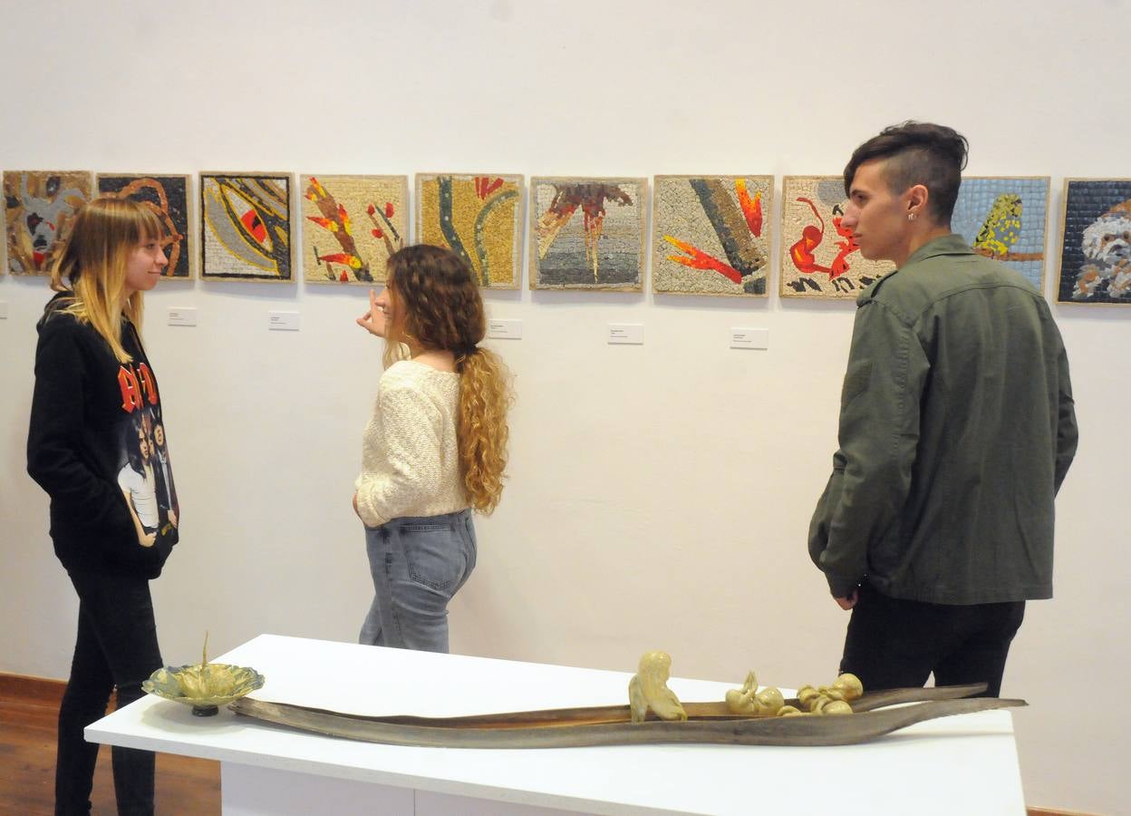 «Materia de cambio» Una treintena de autores muestran sus trabajos en las disciplinas de Reproducciones Artísticas en Piedra, Cerámica Artística y Mosaicos. La muestra ofrece gran variedad técnica, en el que el color es protagonista, haciéndose presente a través de esmaltes, piedras, tejidos, vidrios…