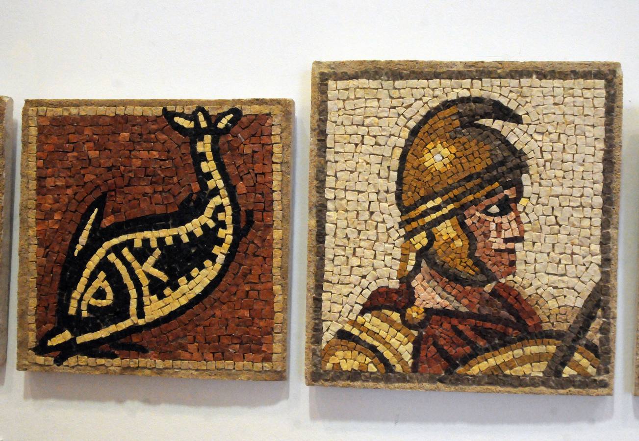 «Materia de cambio» Una treintena de autores muestran sus trabajos en las disciplinas de Reproducciones Artísticas en Piedra, Cerámica Artística y Mosaicos. La muestra ofrece gran variedad técnica, en el que el color es protagonista, haciéndose presente a través de esmaltes, piedras, tejidos, vidrios…