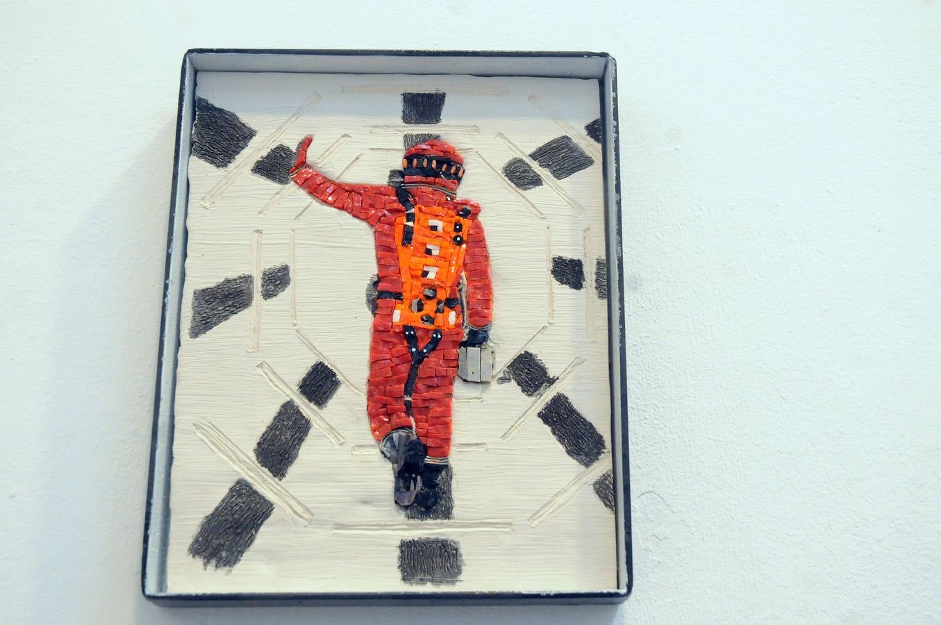 «Materia de cambio» Una treintena de autores muestran sus trabajos en las disciplinas de Reproducciones Artísticas en Piedra, Cerámica Artística y Mosaicos. La muestra ofrece gran variedad técnica, en el que el color es protagonista, haciéndose presente a través de esmaltes, piedras, tejidos, vidrios…