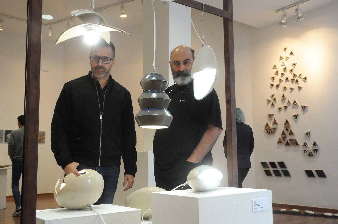 «Materia de cambio» Una treintena de autores muestran sus trabajos en las disciplinas de Reproducciones Artísticas en Piedra, Cerámica Artística y Mosaicos. La muestra ofrece gran variedad técnica, en el que el color es protagonista, haciéndose presente a través de esmaltes, piedras, tejidos, vidrios…