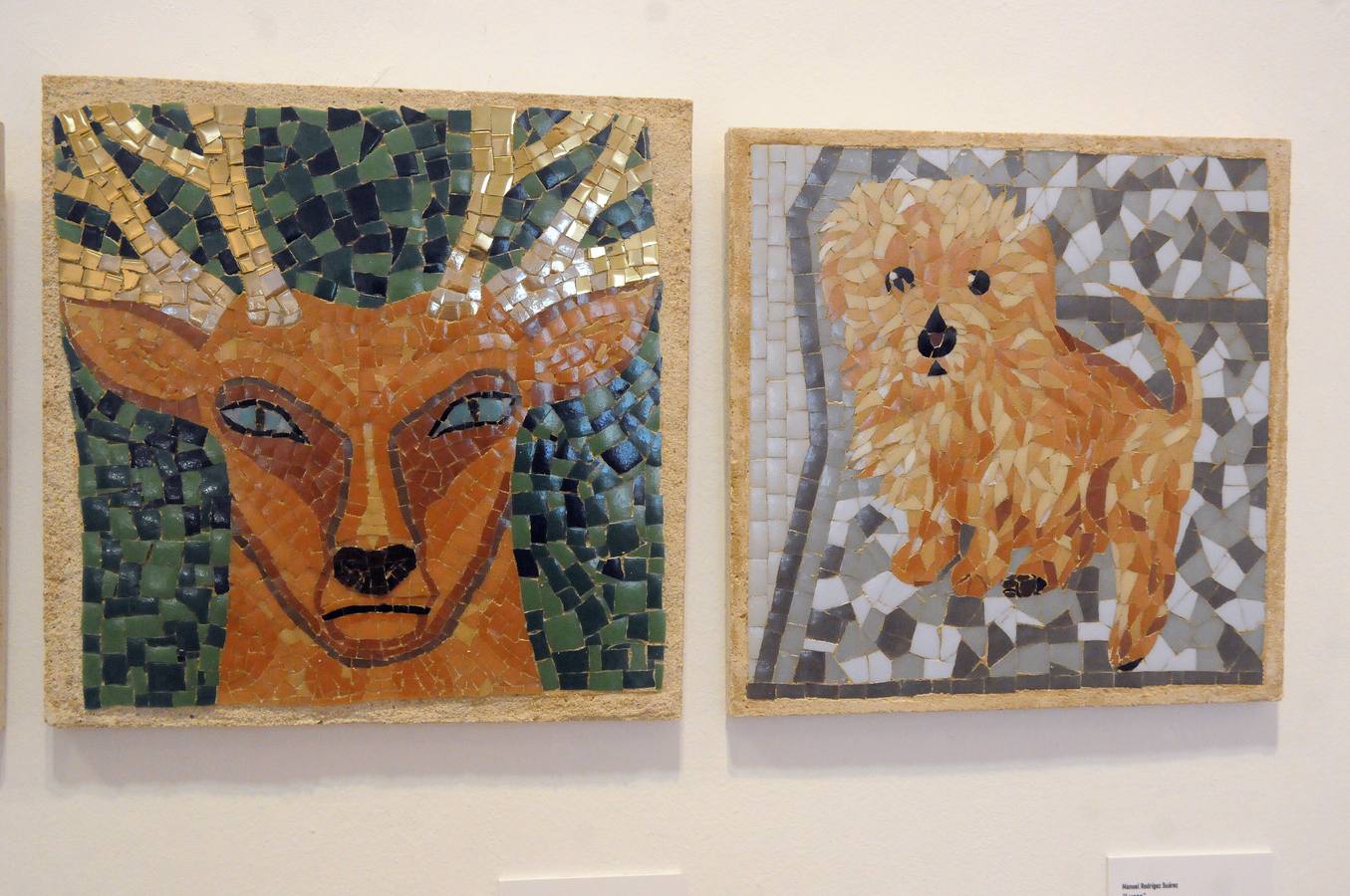 «Materia de cambio» Una treintena de autores muestran sus trabajos en las disciplinas de Reproducciones Artísticas en Piedra, Cerámica Artística y Mosaicos. La muestra ofrece gran variedad técnica, en el que el color es protagonista, haciéndose presente a través de esmaltes, piedras, tejidos, vidrios…