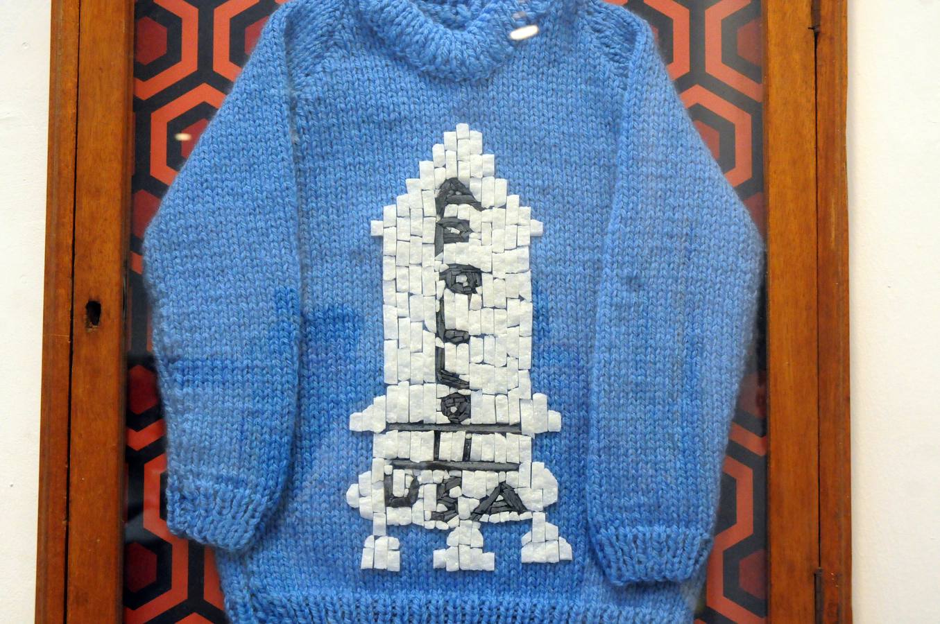 «Materia de cambio» Una treintena de autores muestran sus trabajos en las disciplinas de Reproducciones Artísticas en Piedra, Cerámica Artística y Mosaicos. La muestra ofrece gran variedad técnica, en el que el color es protagonista, haciéndose presente a través de esmaltes, piedras, tejidos, vidrios…