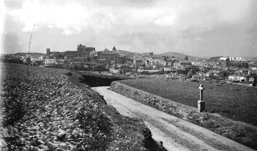 La otra fotografía desconocida de Cáceres, de Roisin, cuyo original está en el Instituto de Estudios Fotográficos de Cataluña. Es en el camino de subida al Santuario de La Montaña.