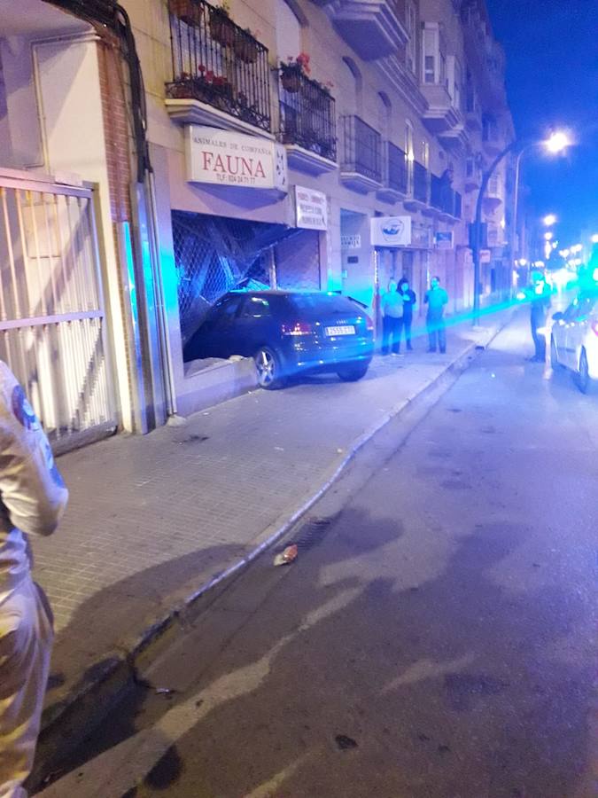 Fotos: Un coche se empotra contra una tienda de animales en San Roque