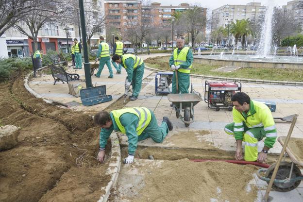 Trabajadores del Aepsa colocan las nuevas canalizaciones de riego en un parque en 2014. :: hoy