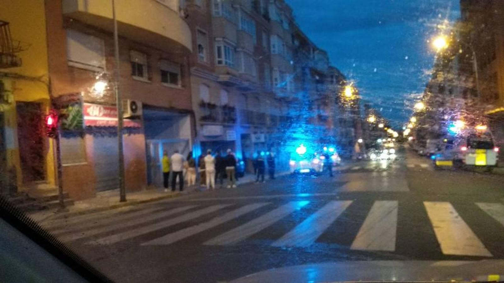 Fotos: Un coche se empotra contra una tienda de animales en San Roque