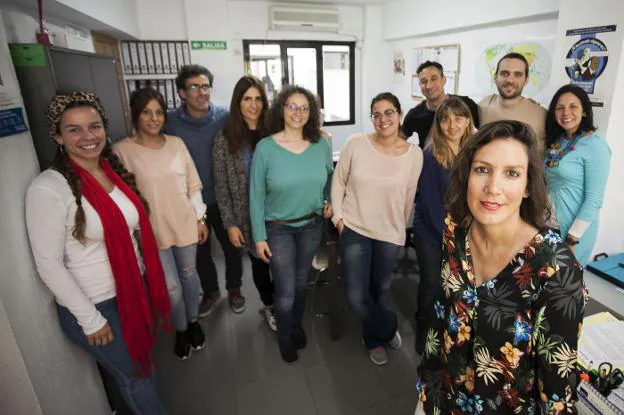 La coordinadora de Accem en Cáceres, María Fernández de Soria, junto a parte del equipo. :: jorge rey