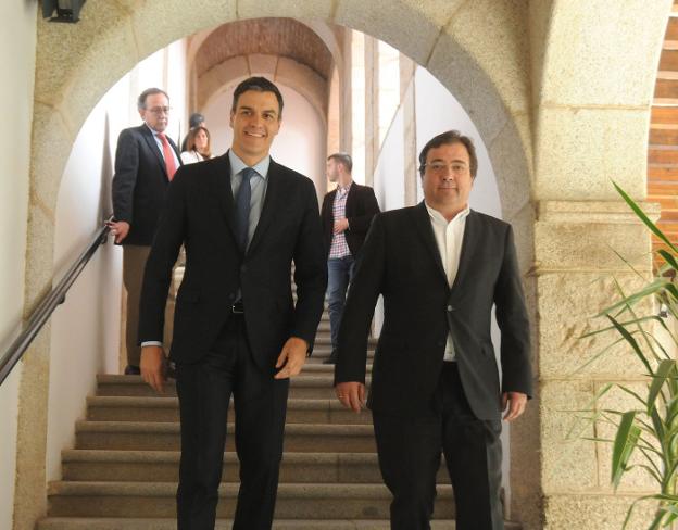 El presidente del Gobierno, Pedro Sánchez, y el de la Junta, Fernández Vara, en Mérida. 