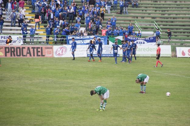 Los jugadores del Cacereño, desolados mientras los del Socuéllamos celebran uno de los goles. 