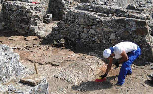 Trabajos de limpieza arqueológica en la villa romana de La Cocosa.: HOY