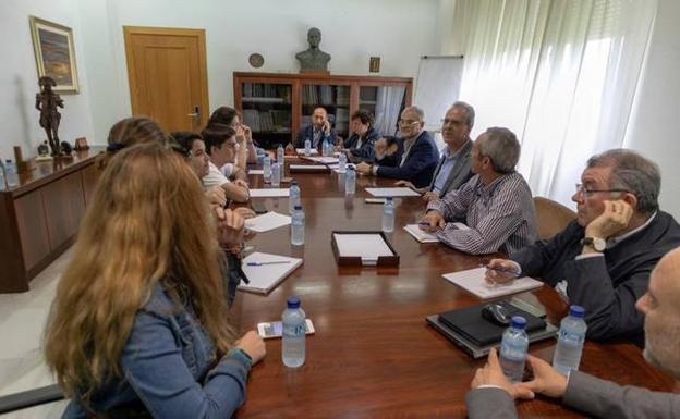 Los representantes de los estudiantes mantienen una reunión con el rector, Segundo Píriz