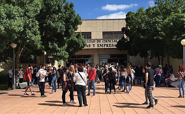 Algunos estudiante a las puertas de la Facultad de Ciencias Económicas y Empresariales