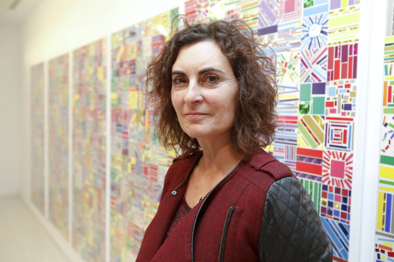 La sala de arte El Brocense, de la Diputación, en la calle San Antón, ofrece la exposición 'Abstracción y algo más', de la artista Arancha Goyeneche (Santander, 1967), licencia en Bellas Artes por la Universidad del País Vasco. Se podrá ver durante los meses de junio y julio