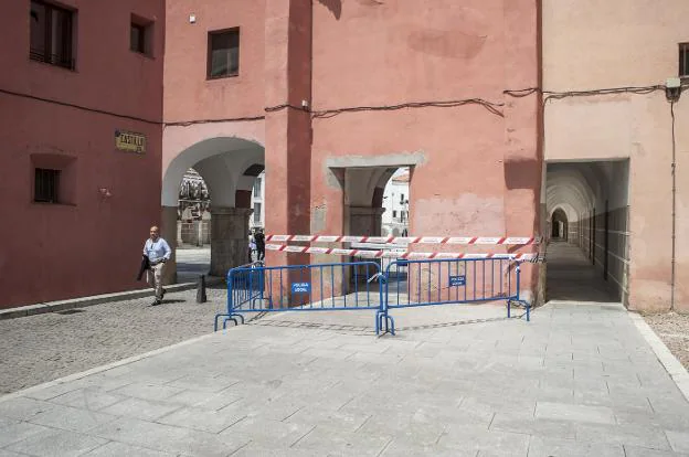 El acceso a la Plaza Alta que está junto al Arco el Toril ha sido acordonado. :: pakopí