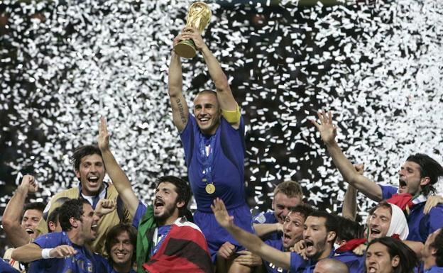 Cannavaro levanta la Copa del Mundo en 2006. 