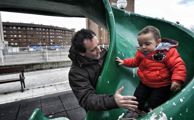 Un padre juega con su hijo.