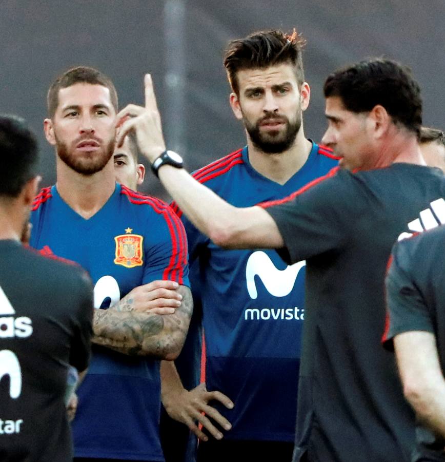 Fernando Hierro ha dirigido su primer entrenamiento como seleccionador de España, horas después de oficializarse su nombramiento en sustitución de Julen Lopetegui. 