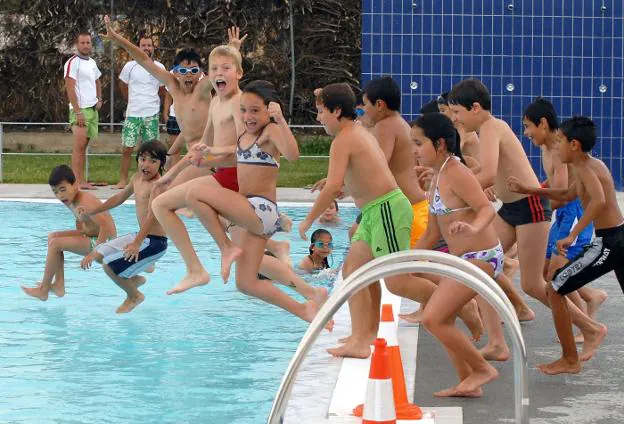 Niños disfrutando de la piscina municipal de La Granadilla. :: hoy
