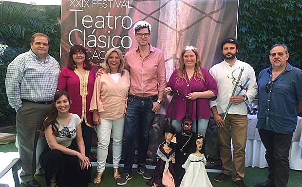 Responsables de las actividades paralelas junto a la directora del Gran Teatro, Silvia González :: hoy