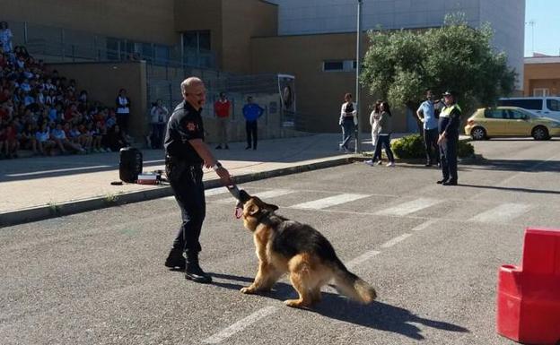 La Unidad Canina de la Policía Local imparte charlas en los colegios